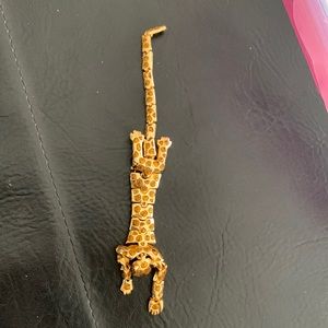 Leopard gold brooch